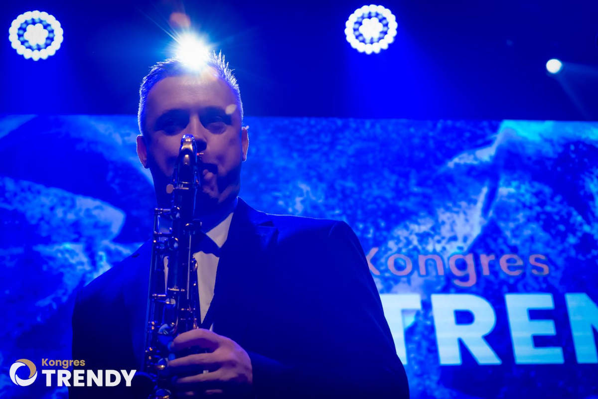 Saksofonista i DJ. Zespół muzyczny Close2u na imprezę firmową.